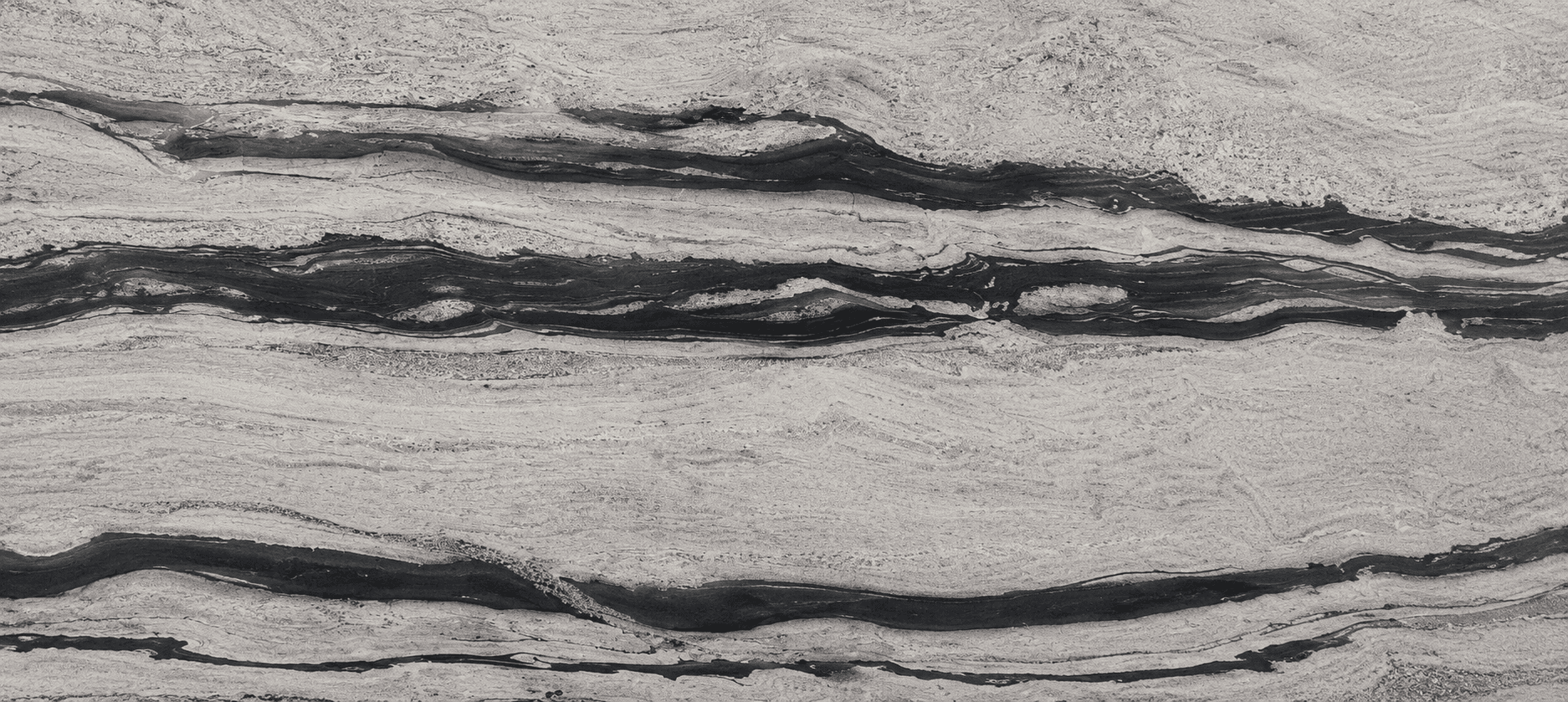 Detalle de placa Panda Marble — negras onduladas horizontales
